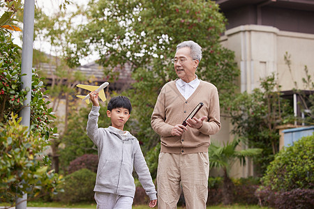 爷爷陪孙子外出散步玩耍图片