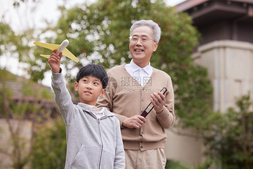 爷爷陪孙子外出散步玩耍图片