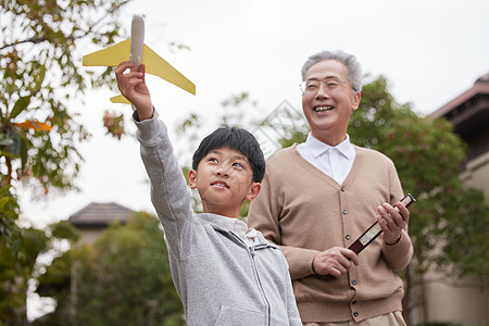 爷爷陪孙子外出散步玩耍高清图片