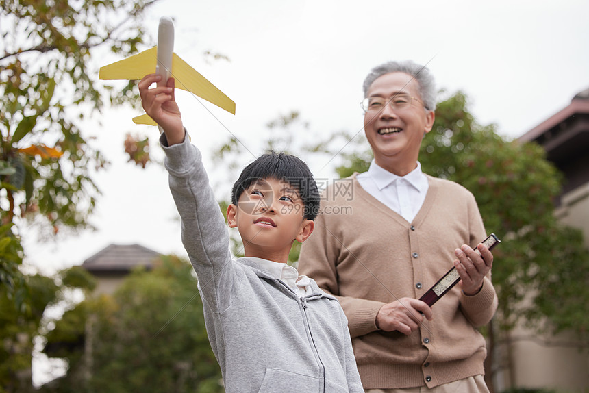 爷爷陪孙子外出散步玩耍图片