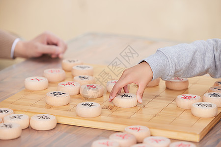 爷爷教孙子户外下象棋背景