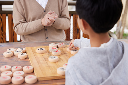 爷爷教孙子户外下象棋高清图片