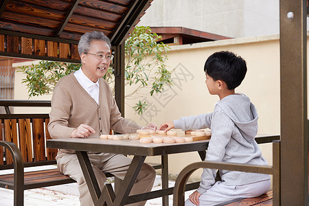 户外烧烤爷爷教孙子户外下象棋背景