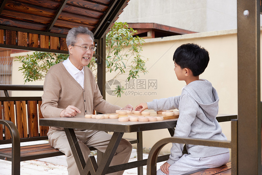 爷爷教孙子户外下象棋图片