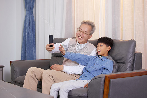 祖孙居家使用手机视频通话图片