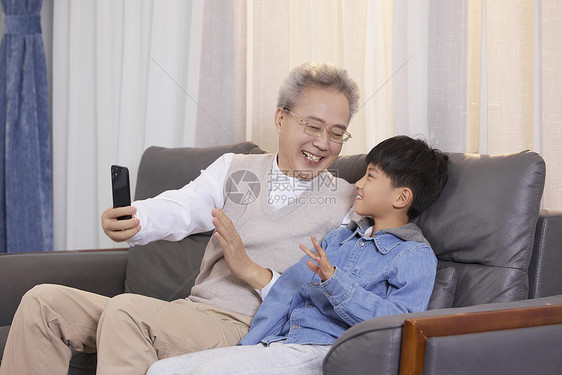 祖孙居家使用手机视频通话图片