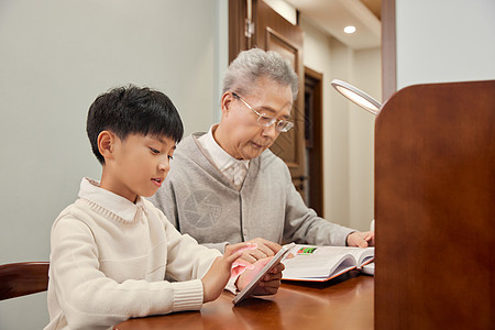 祖孙在书房看书玩手机高清图片