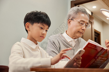 祖孙在书房看书玩手机情感高清图片素材