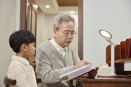 儿童阅读爷爷教孙子学习功课背景