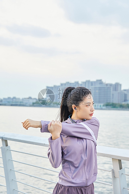 美女在江边锻炼拉伸图片