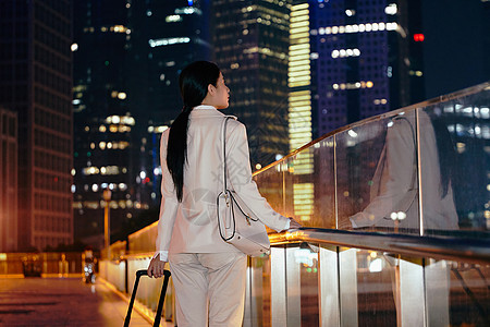 都市女性夜晚独自在天桥上图片