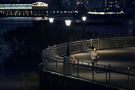 城市公园户外美女夜跑高清图片