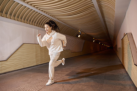 城市户外运动女性夜跑背景图片