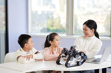 科技教室老师指导小朋友制作机器人背景