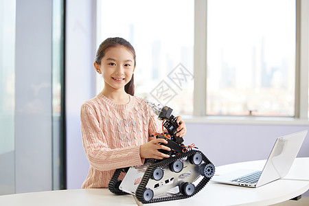 仓储机器人小女孩在编程兴趣班上学习操作背景