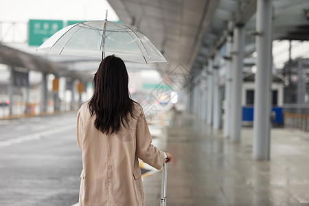 打伞女人背影雨天商务女性出行背影背景