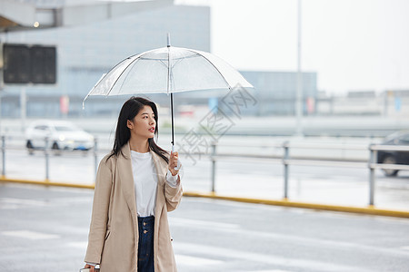 雨天过马路雨天美女撑伞在路边行走背景