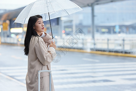 雨伞商务雨天撑伞等车的女性背景