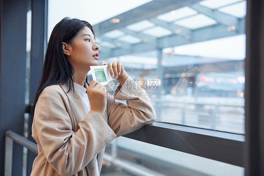 在候机厅着急的女性图片