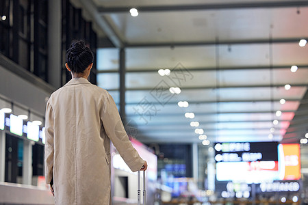 夜晚女性机场背影图片