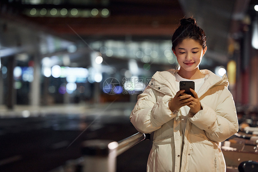 美女夜间出行看手机图片