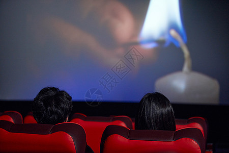 青年情侣电影院里看电影背影高清图片