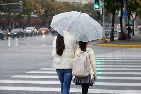 母女牵手走路下雨天母女撑伞牵手过人行道背影背景