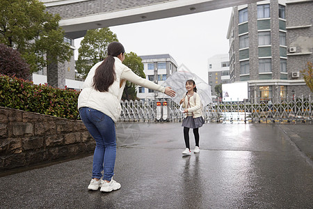 母女睡觉下雨天妈妈接女儿放学背景