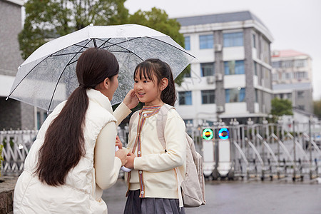 下雨天妈妈送女儿上学图片