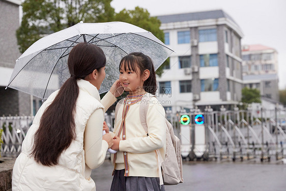 下雨天妈妈送女儿上学图片