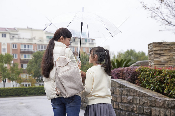 下雨天妈妈接女儿放学图片