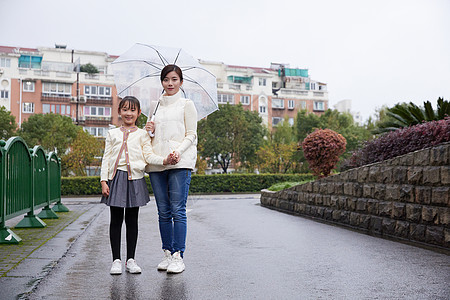 下雨天母女撑伞去学校图片