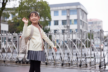 儿童娱乐下雨天小女孩上学回头和家长告别背景