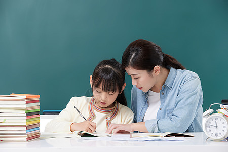 补习班教育培训妈妈辅导女儿家庭教育学习背景