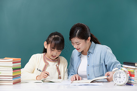 中国母女妈妈辅导女儿家庭教育学习背景