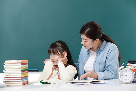 母女吵架妈妈辅导训斥教育厌学的女儿背景