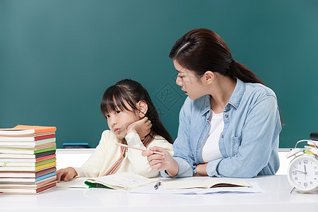 补习培训妈妈辅导训斥教育厌学的女儿背景