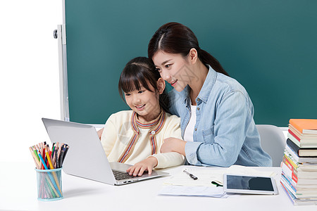 妈妈和孩子妈妈陪伴女儿远程教育学习背景