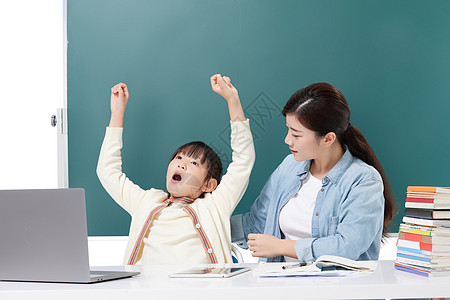 家长和老师家长辅导困倦的女儿小学生学习背景