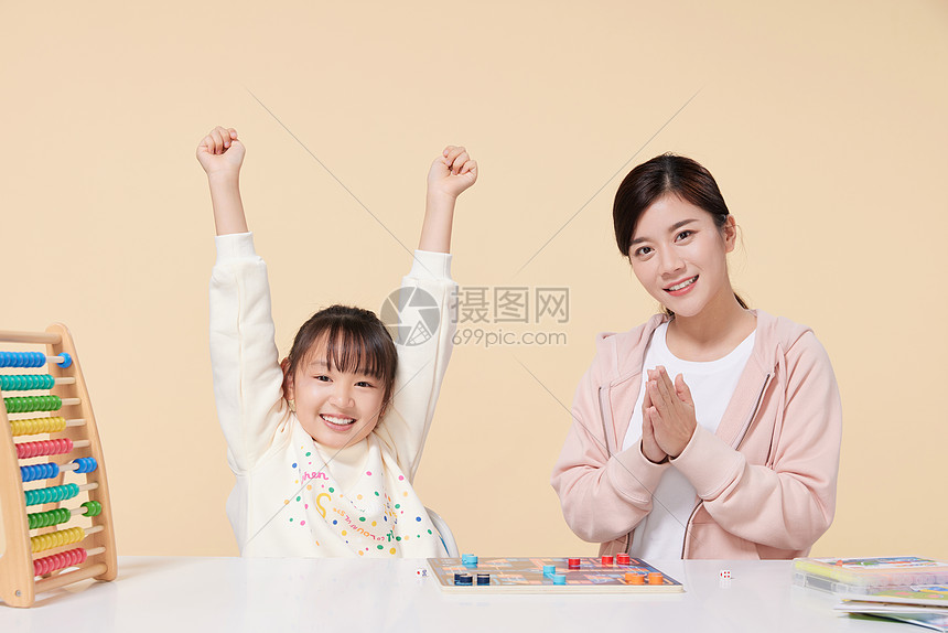 母女居家欢乐玩飞行棋图片