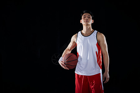 篮球教练打篮球的男性形象背景