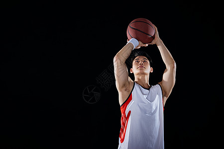 打篮球运球投篮的男性图片