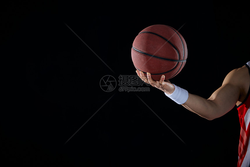 打篮球的手部特写图片