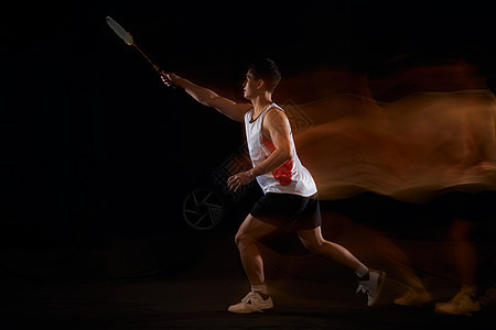长曝光打羽毛球的男性运动轨迹背景图片