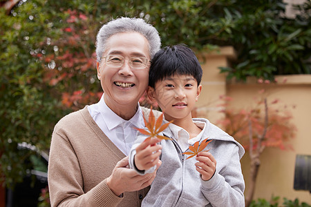 爷爷带孙子外出玩耍高清图片