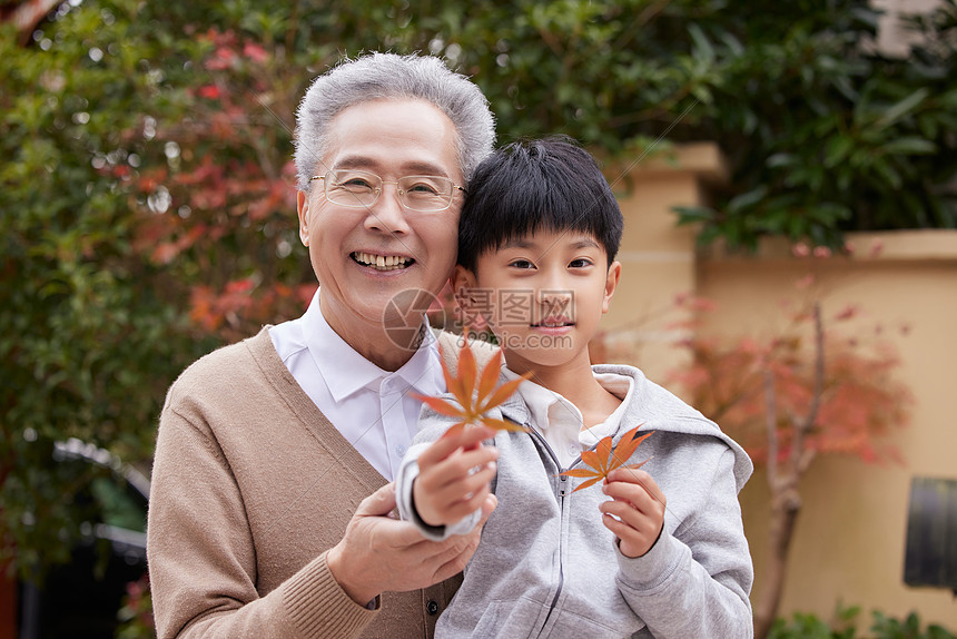 爷爷带孙子外出玩耍图片