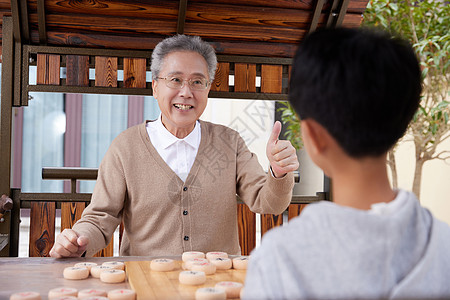 爷爷户外教孙子拉二胡高清图片