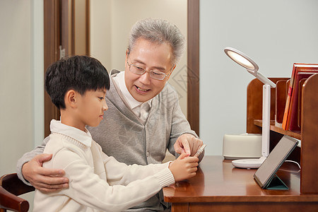 儿童书房孙子教爷爷使用智能手机背景