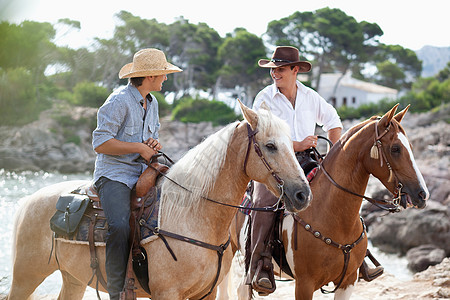 两名男子骑马聊天图片