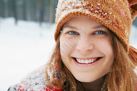 在雪地微笑的少女图片